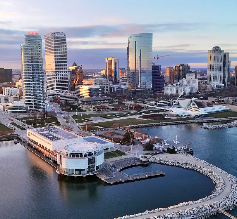 Milwaukee skyline at sunset, featuring the Milwaukee Art Museum and lakefront.